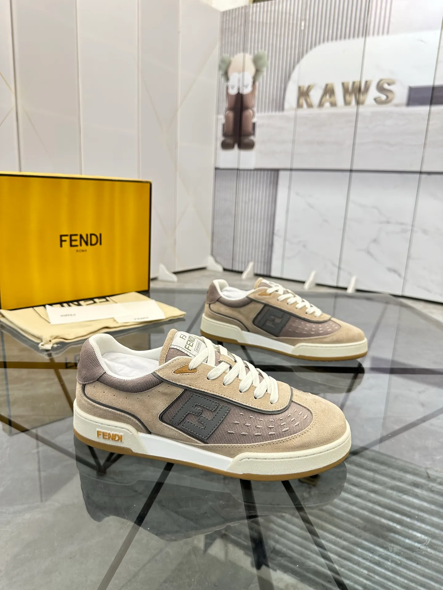 Selling men's shoes 💰: 💰P620¥ Top quality Product trademark: Fendi* "Fendi*" low-top casual shoes Regular size: 35-44 (can be customized to 38.45.46) Product material: imported first-layer nubuck leather upper, breathable lining, original outsole. No.:H208